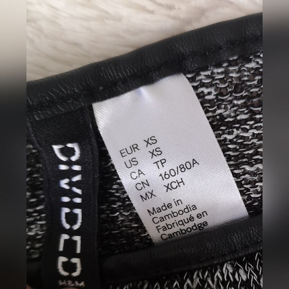 Divided sweater - Picture 2 of 11